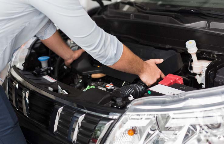 ¿Por qué se descarga la batería de mi carro si es nueva?